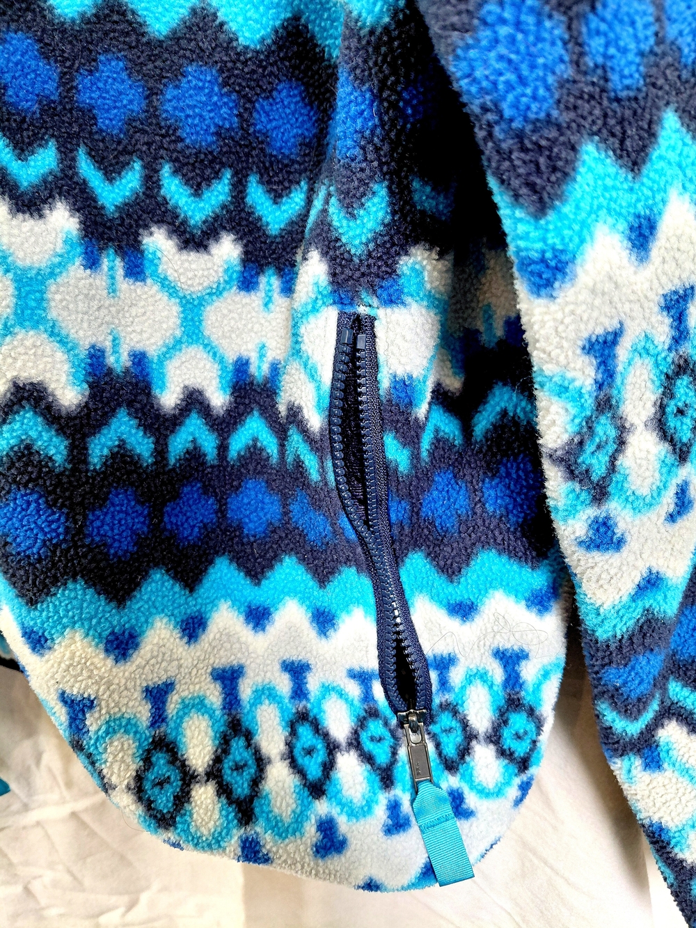 Patagonia ~ M Blue And White Patterned Fleece Jacket - Picture 6 of 11